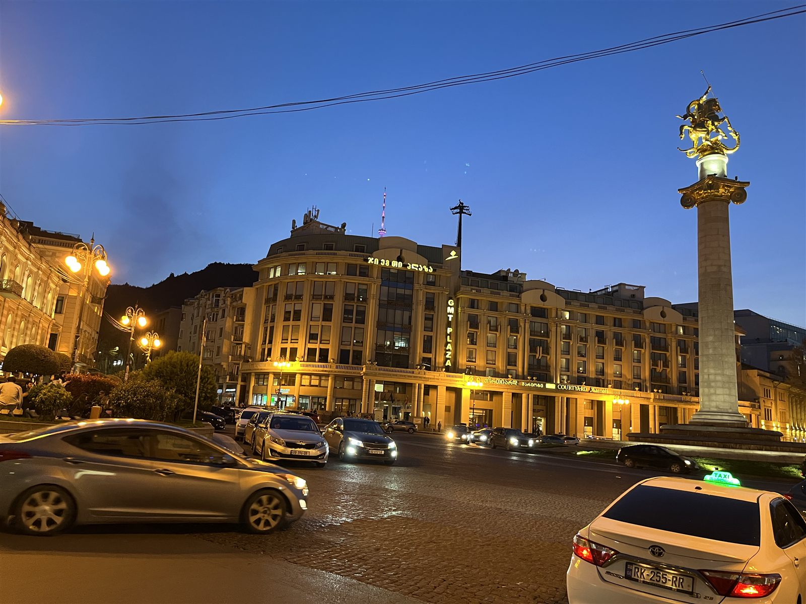 თავისუფლების მოედანი (Freedom Square) ღამით — წმინდა გიორგის მონუმენტი, თბილისი